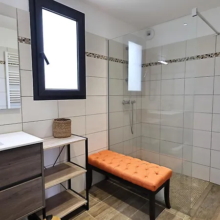 Vue Et Detente Elegante Avec Piscine Villa